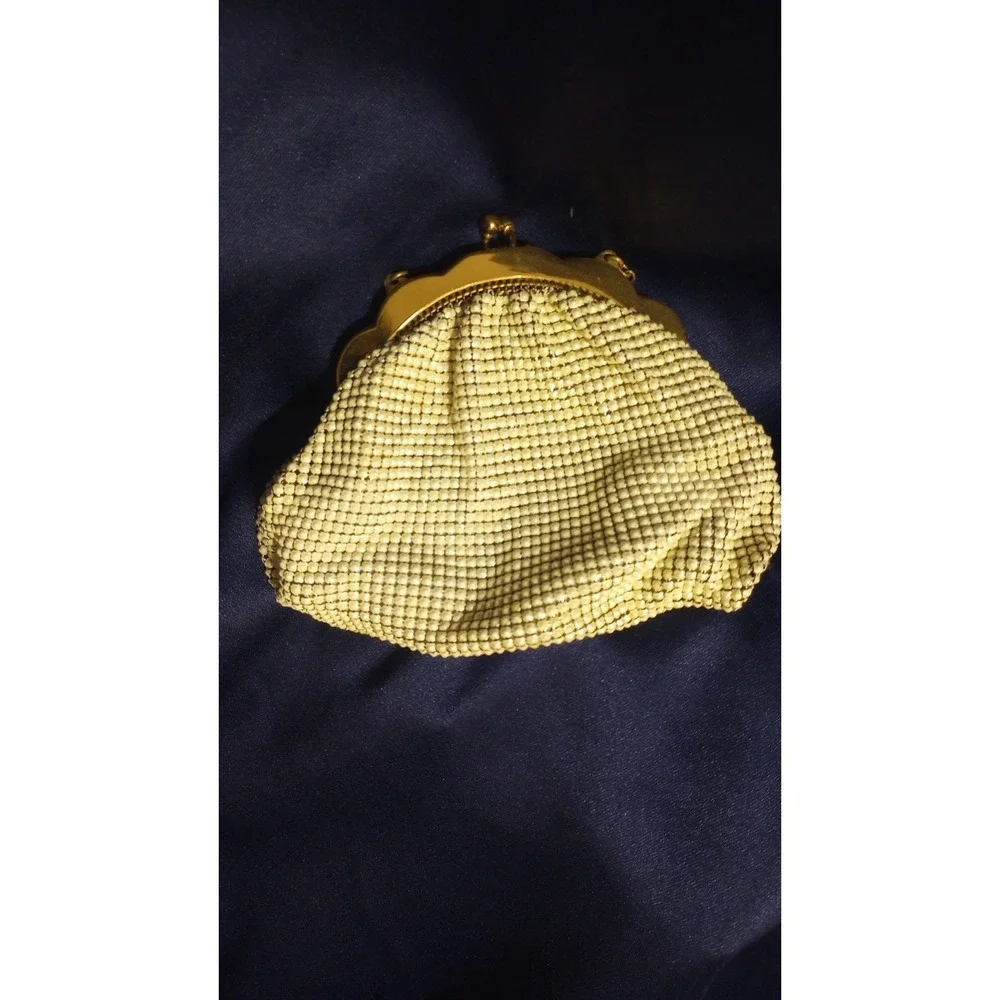 VTG WHITING‎ & DAVIS PLEATED CREAMY WHITE ENAMEL MESH WRISTLET HANDBAG PURSE